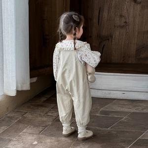 Ensemble bébé fille chemisier fleuri et pantalon à bretelles beige avec col dentelle