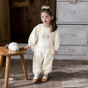 Ensemble beige en maille gaufrée pour bébé fille avec dentelle et broderie d'ours
