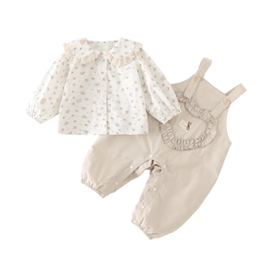 Ensemble bébé fille deux pièces avec chemise florale et pantalon à bretelles beige mignon