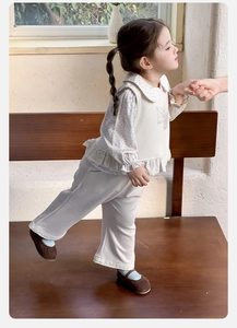 Détail de chemise florale pour bébé avec gilet en maille et pantalon ample