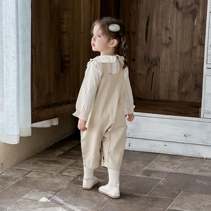Ensemble printemps bébé fille avec chemise fleurie et salopette beige deux pièces