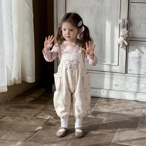 Tenue de printemps bébé fille avec haut rose manches longues et salopette beige