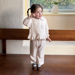 Ensemble beige deux pièces pour bébé fille avec col Peter Pan et volants à pois