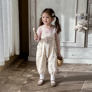 Ensemble printemps bébé fille avec haut rose à manches longues et salopette à fleurs