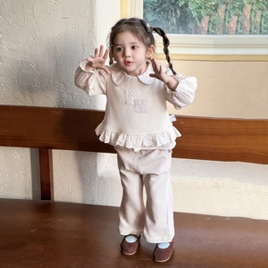 Ensemble en tricot crème pour bébé fille avec col fleuri et ourlet à volants chic