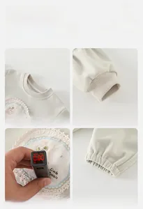 Détails du sweat en coton pour bébé avec patch lapin en dentelle et col à bords-côtes