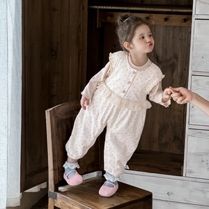 Ensemble barboteuse à fleurs pour bébé fille avec dentelle vintage et chaussures roses