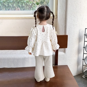 Baby girl spring two-piece set featuring floral doll blouse and flared beige pants