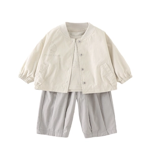 Toddler 3-piece set with beige baseball jacket, grey t-shirt and wide shorts
