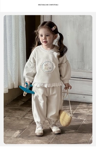 Détail du pull pour bébé fille avec broderie petit lapin et garniture en dentelle