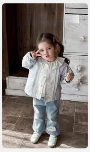 Dettaglio completo per bambina con colletto floreale e jeans, tessuto di classe A