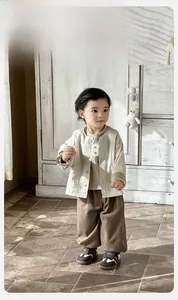 Dettaglio della giacca a quadri in cotone per bambini con pantaloni in stile giapponese