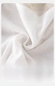 Dettaglio della trama del tessuto a maglia bianco in cotone morbido, traspirante e di qualità