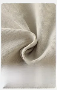 Dettaglio macro del tessuto a maglia a coste beige traspirante per abiti da bimbo
