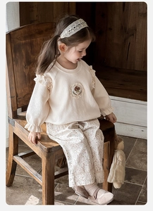 Détails de l'ensemble bébé fille crème avec broderie champignon et pantalon fleuri