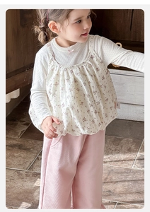 Detail of baby girl floral three-piece set with long sleeves and pink trousers