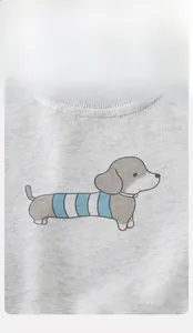 Detail von Baby-Sweatshirt in Grau mit niedlichem Dackel-Print und geripptem Rundhalsausschnitt