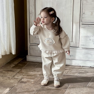 Ensemble deux pièces pour bébé blanc crème avec bordure dentelle et broderie lapin