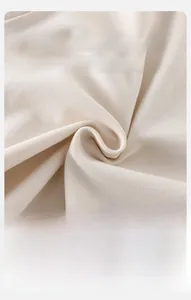Gros plan sur un tissu en maille de coton côtelé doux pour enfant avec texture respirante