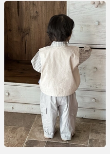 Vue arrière d'un ensemble 3 pièces en coton pour petit garçon avec gilet et pantalon