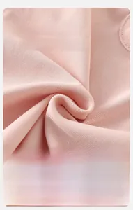 Dettaglio del morbido tessuto a maglia a coste rosa loto con trama calda e traspirante