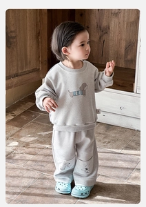 Detailansicht graues Baby-Jungen-Set mit blauem Welpenprint aus weichem Baumwollstoff