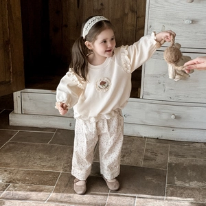 Ensemble doux deux pièces pour bébé fille en crème avec broderie et pantalon fleuri