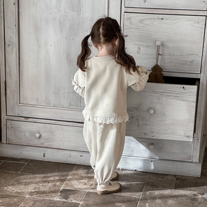 Ensemble sweat bébé fille beige avec bordure en dentelle et poignets à volants en maille