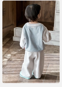 Detailansicht des hellgrauen Baby-Zweiteilers für Jungen mit Plaid-Patchwork und Strick