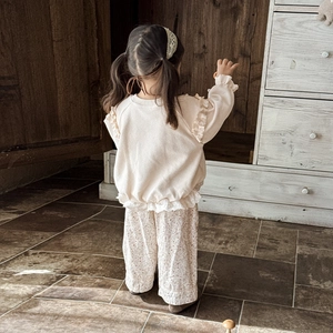 Ensemble bébé fille avec sweat crème brodé champignon et pantalon à fleurs 2 pièces