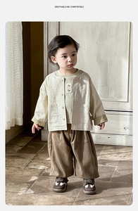 Dettaglio giacca a quadri in cotone stile retrò per bambino con pantaloni in lino set