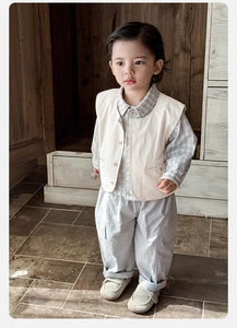 Détails de l'ensemble trois pièces pour bébé avec gilet, chemise et pantalon gris