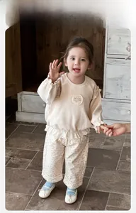 Dettaglio della trama a nido d'ape e del motivo floreale sul set da casa per bambini