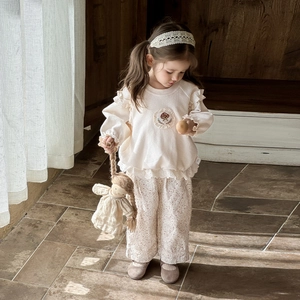Ensemble fille crème avec broderie champignon et pantalon à fleurs style doux