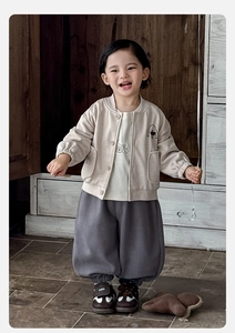 Détail d'un ensemble 3 pièces pour tout-petits avec veste beige et t-shirt ours mignon
