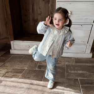 Completo tre pezzi bambina con camicia floreale blu e pantaloni in denim a gamba larga