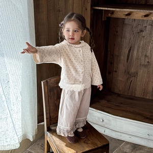 Set primavera neonata a fiori con top bianco a maniche lunghe e pantaloni larghi in stile soft