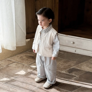 Tenue trois pièces pour bébé garçon avec gilet beige, chemise à carreaux et pantalon