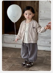 Détails du gilet beige pour bébé avec broderie chien et pantalon décontracté gris