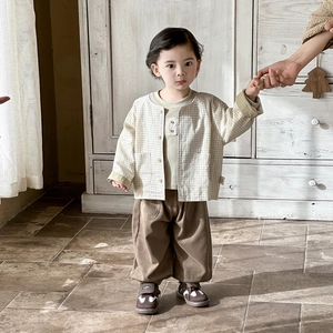 Completo primaverile da bambino 3 pezzi con cardigan a quadri e pantaloni marroni