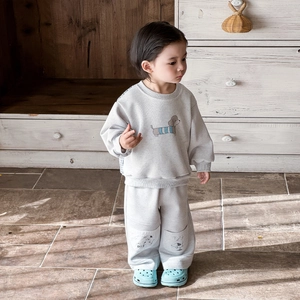 Hellgraues Baby-Set für Jungen mit niedlichem Hunde-Aufdruck und langer Jogginghose