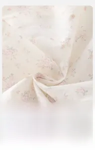 Détail du tissu en coton doux à fleurs pour vêtements de bébé respirants