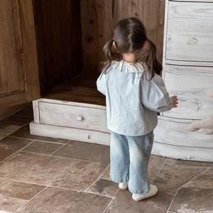 Set primavera bimba con camicia blu collo in pizzo e jeans a gamba larga