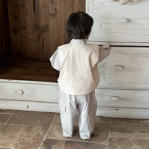 Ensemble trois pièces pour garçon avec gilet beige, chemise à carreaux et pantalon chic
