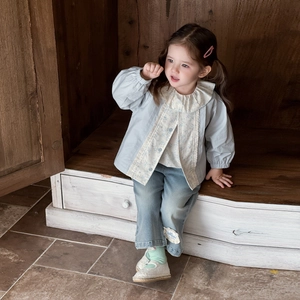 Completo primaverile 3 pezzi bimba con giacca blu a balze e jeans con fiori in pizzo