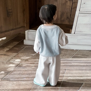 Frühlings-Set für Baby Jungen mit beigem Sweatshirt und blauem Karo-Detail hinten