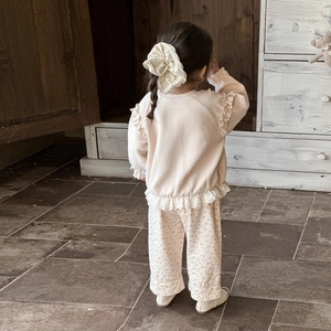 Set floreale per neonata con top in maglia di pizzo e pantaloni stampati coordinati eleganti
