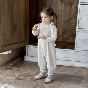 Set bimba con salopette floreale e camicia bianca a maniche lunghe con volant primaverili