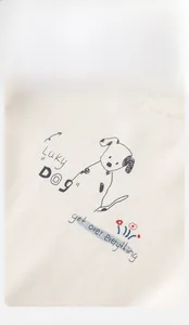 Détail du haut en tricot de coton ivoire pour bébé avec illustration mignonne de Luky Dog