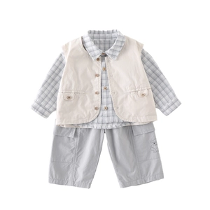 Ensemble trois pièces pour garçon avec chemise à carreaux, gilet beige et pantalon gris